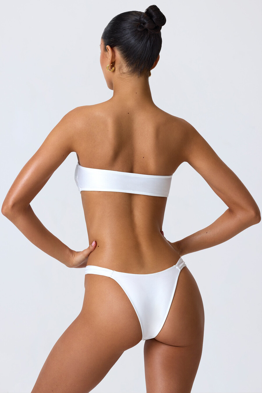 zdobený výstřih bandeau bikinový top v bílém