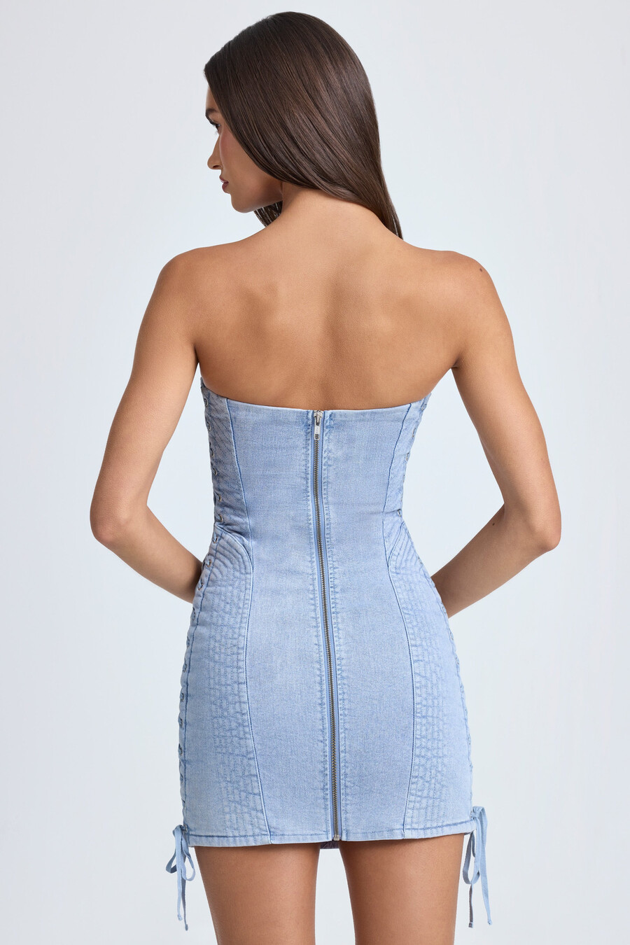 mini šaty bandeau se šněrováním ve světle modré barvě stonewash
