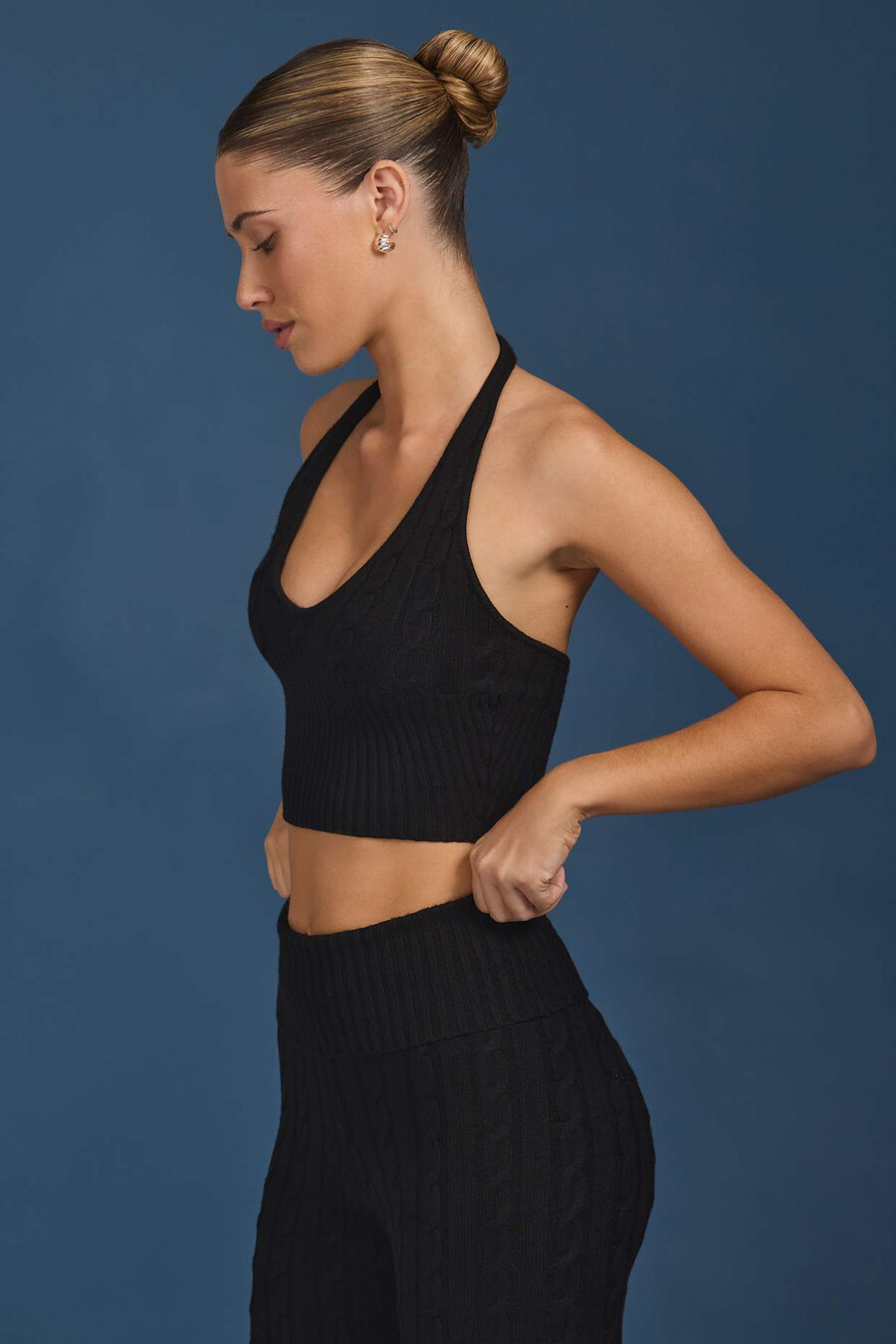 Černý pletený crop top s výstřihem do v