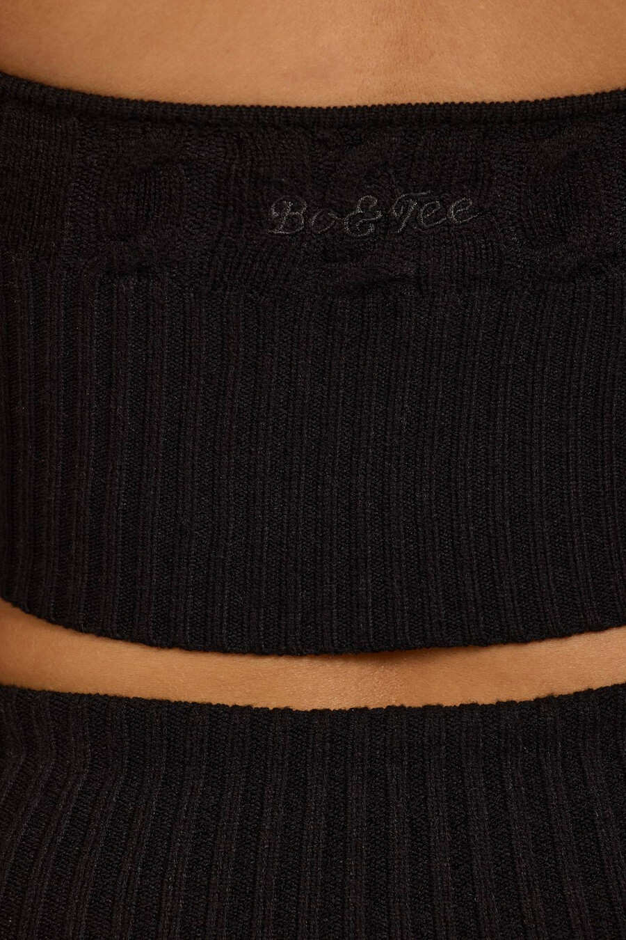 Černý pletený crop top s výstřihem do v